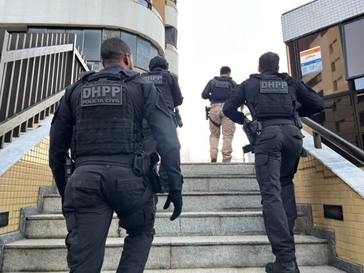 policiais civis na rua durante operação