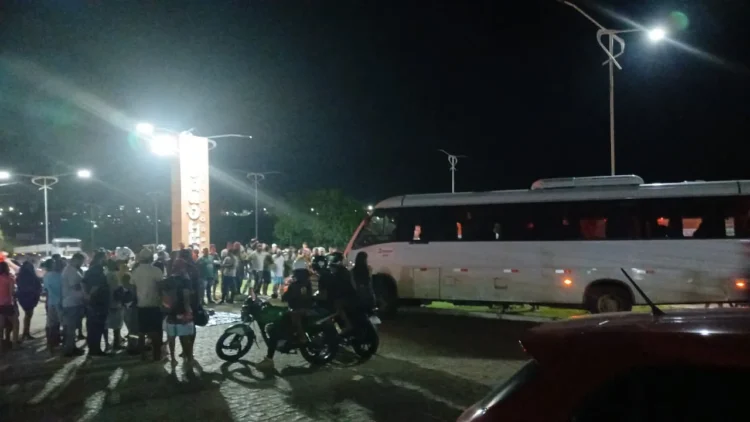 Motorista de carro morre em colisão com ônibus de estudantes universitários no Porto Seco, em Santo Antônio de Jesus 1 acidente entre ônibus de Nazaré e carro de passeio