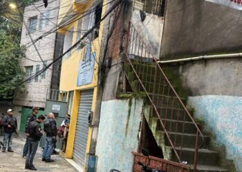 policiais civis em frente a residência