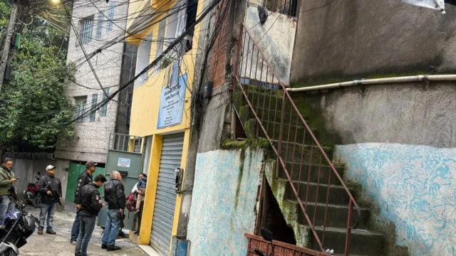 policiais civis em frente a residência