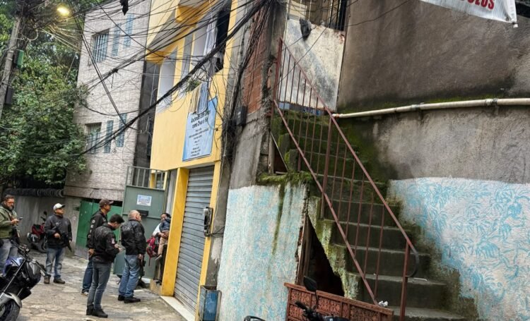 Operação Repatriação prende liderança criminosa do Arenoso em apartamento de luxo em São Paulo 1 policiais civis em frente a residência