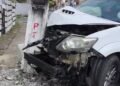 Carro perde controle e colide com poste na Avenida Ferreira Bandeira, em Santo Amaro 2 carro colide com poste em Santo Amaro