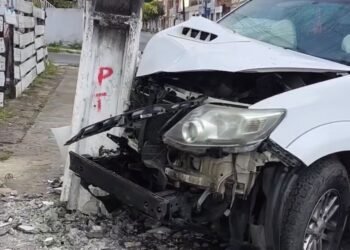 carro colide com poste em Santo Amaro