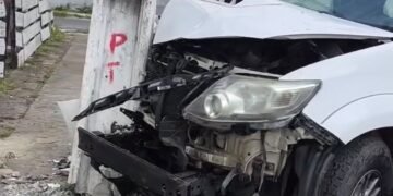 carro colide com poste em Santo Amaro