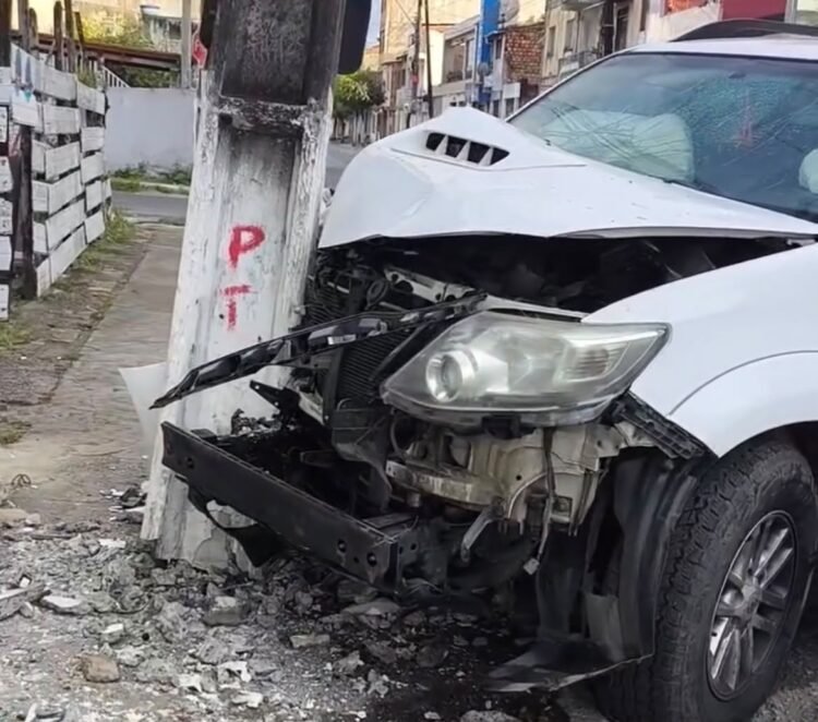 carro colide com poste em Santo Amaro