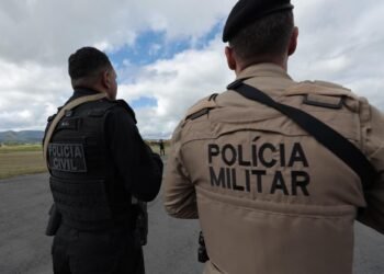 policiais na rua