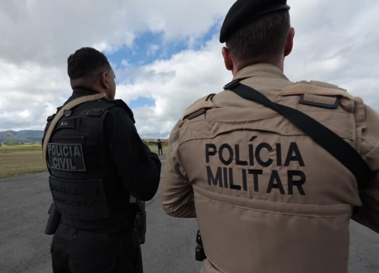 policiais na rua
