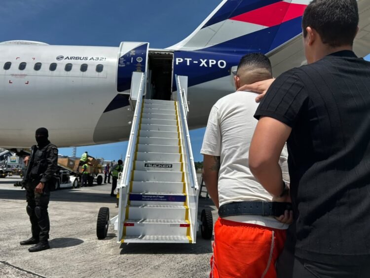 preso sendo transferido para presídio federal