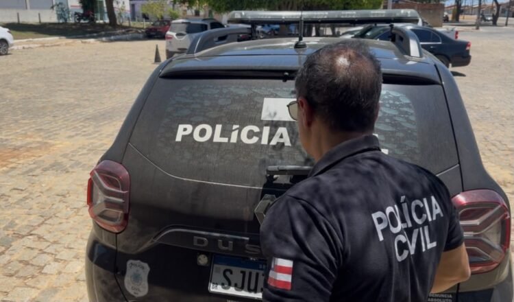 Casal é preso em flagrante por estupro de vulnerável contra a própria filha em Poções 1 policial civil no fundo da viatura olhando para a lateral da imagem