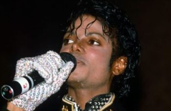 A trajetória da luva de cristais de Michael Jackson e seu impacto no mercado de colecionadores