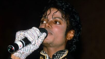 A trajetória da luva de cristais de Michael Jackson e seu impacto no mercado de colecionadores