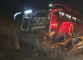 acidente entre ônibus da empresa Cidade Sol e carro de passeio deixa 3 pessoas mortas na BA-131 em Piritiba