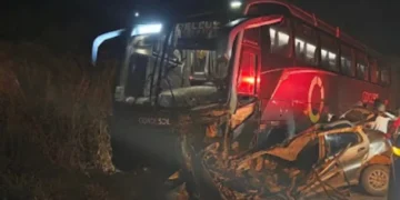 acidente entre ônibus da empresa Cidade Sol e carro de passeio deixa 3 pessoas mortas na BA-131 em Piritiba