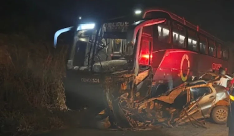 acidente entre ônibus da empresa Cidade Sol e carro de passeio deixa 3 pessoas mortas na BA-131 em Piritiba