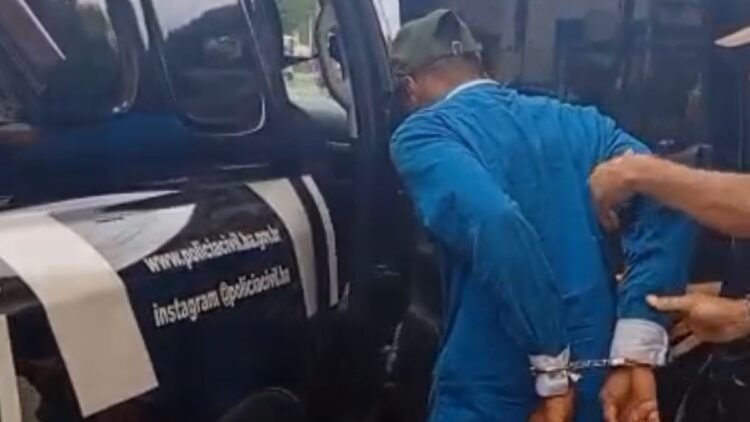 Preso por matar Jorge Pintor leva polícia até local onde escondeu a arma do crime, em Santo Amaro 1 Josenaldo, acusado de matar Jorge Pintor, em Santo Amaro, é preso