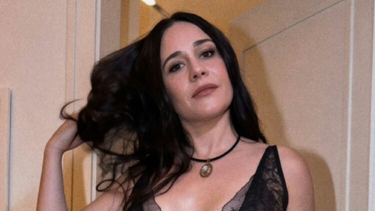 Alessandra Negrini exibe look transparente em evento e recebe elogios