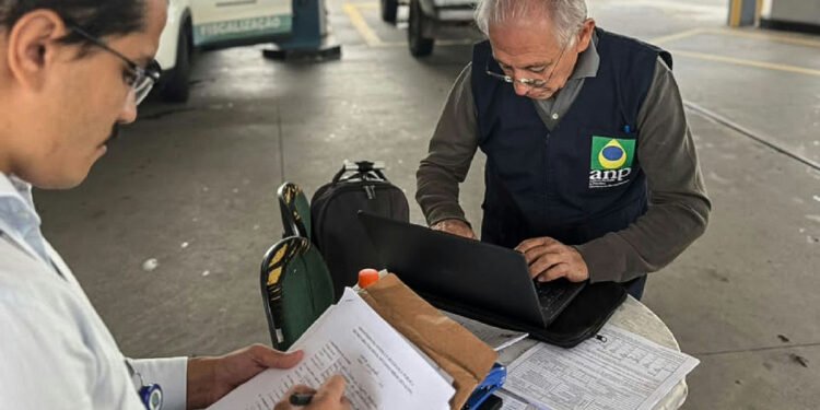 ANP multa distribuidoras em R$ 200 milhões por preços abusivos