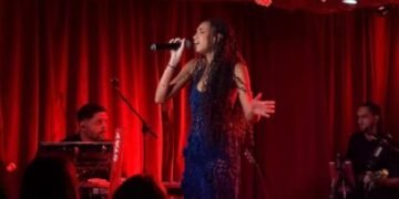Antonia Grassi estreia nos palcos e recebe elogios de Claudia Abreu