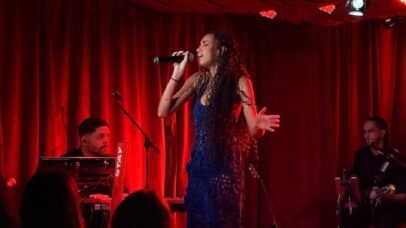 Antonia Grassi estreia nos palcos e recebe elogios de Claudia Abreu 1 Antonia Grassi estreia nos palcos e recebe elogios de Claudia Abreu