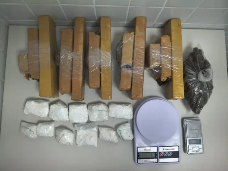 Suspeito é preso com maconha e cocaína em Feira de Santana 1 drogas apreendidas em feira de santana