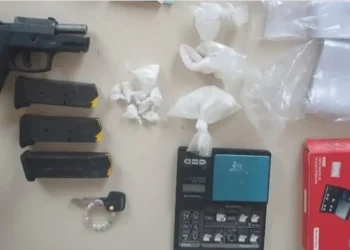 arma, munições e drogas apreendidas pela polícia em Conceição do Almeida