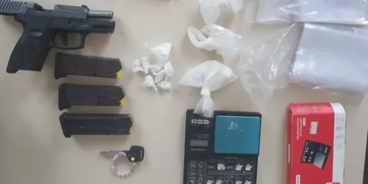 arma, munições e drogas apreendidas pela polícia em Conceição do Almeida
