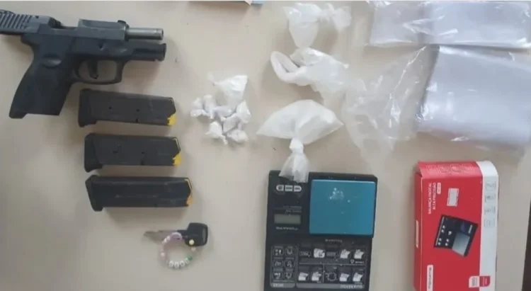 Homem é preso com pistola e drogas em Conceição do Almeida 1 arma, munições e drogas apreendidas pela polícia em Conceição do Almeida