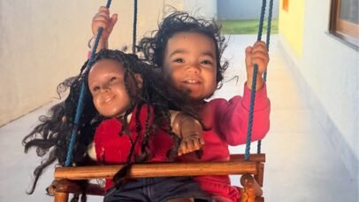 Aretha Oliveira encanta fãs ao mostrar filha com boneca de Chiquititas