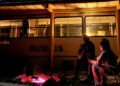 Ator Angel Ferreira troca rotina urbana por ônibus na Chapada dos Veadeiros