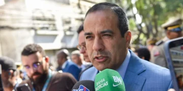 bruno reis, prefeito de Salvador concedendo entrevista durante desfile do 7 de setembro