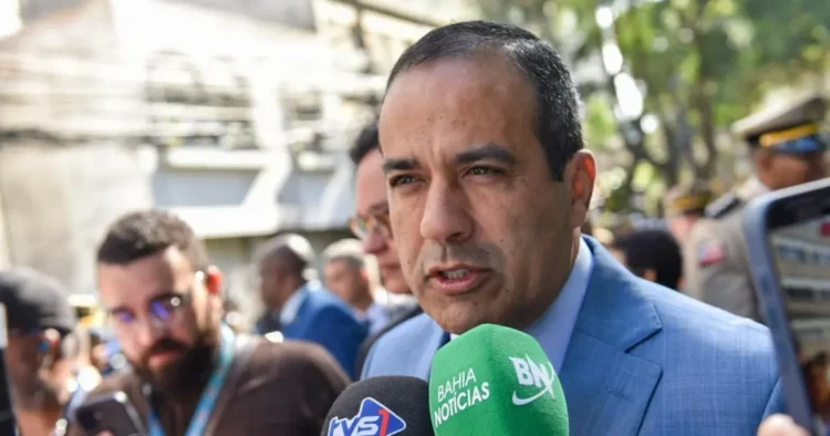bruno reis, prefeito de Salvador concedendo entrevista durante desfile do 7 de setembro