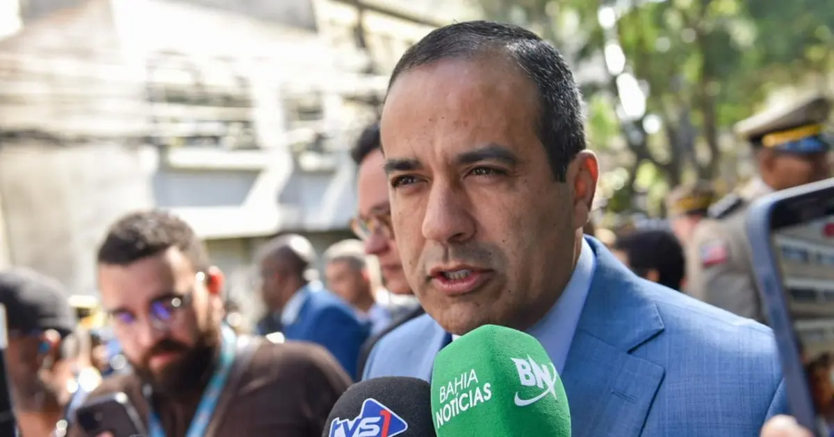 bruno reis, prefeito de Salvador concedendo entrevista durante desfile do 7 de setembro
