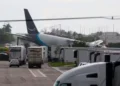 avião cargueiro da Amazon sai da pista em aeroporto de Miami