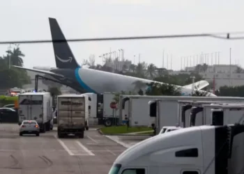 avião cargueiro da Amazon sai da pista em aeroporto de Miami