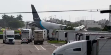 avião cargueiro da Amazon sai da pista em aeroporto de Miami