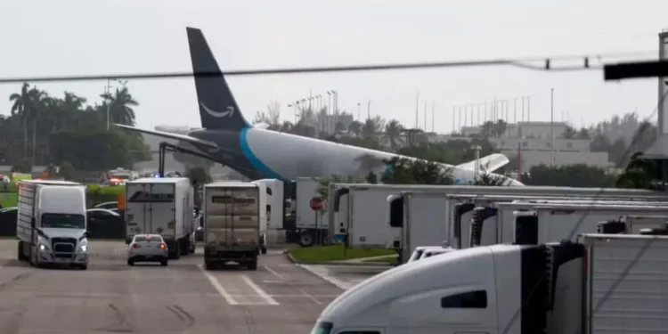 avião cargueiro da Amazon sai da pista em aeroporto de Miami