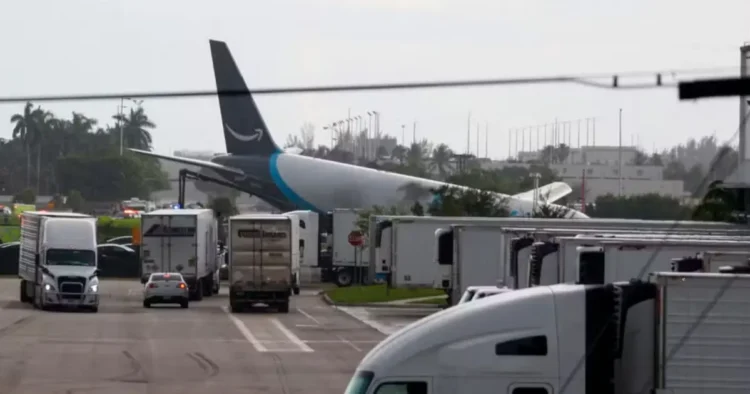 avião cargueiro da Amazon sai da pista em aeroporto de Miami