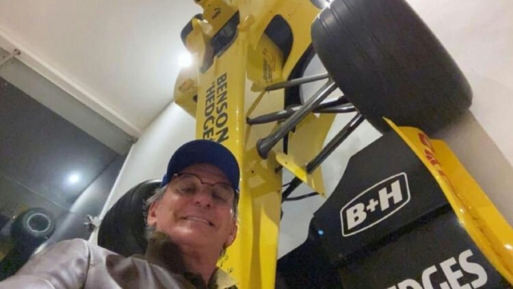 Carro de F1 na parede decora mansão de R$ 7,5 milhões de Otávio Mesquita após superar enchentes 1 Carro de F1 na parede decora mansão de R$ 7,5 milhões de Otávio Mesquita após superar enchentes