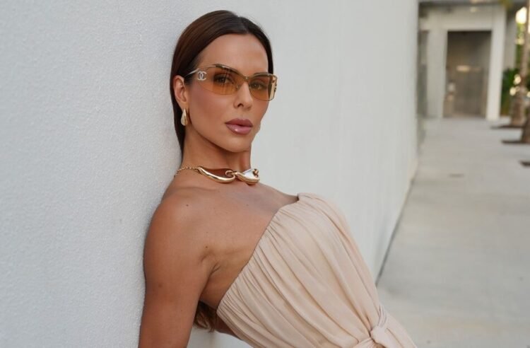 Cinthia Messias Sheen celebra 43 anos com foco em bem-estar e família