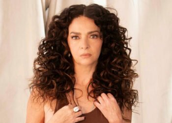Claudia Ohana celebra 44 anos de carreira e assume novo desafio no teatro
