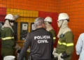 funcionários da coelba e policial civil verificando contadores de energia em busca de furto de energia
