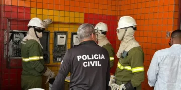 funcionários da coelba e policial civil verificando contadores de energia em busca de furto de energia