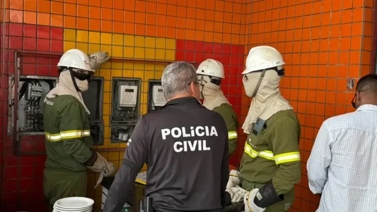 funcionários da coelba e policial civil verificando contadores de energia em busca de furto de energia