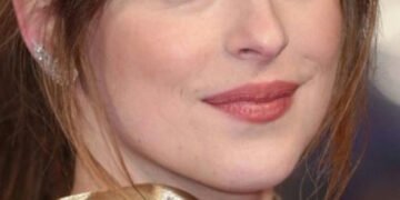 Dakota Johnson desabafa sobre maternidade aos 36 anos: 'Espero ter a sorte'