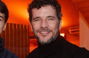 Daniel de Oliveira surge em rara aparição pública com o filho mais velho