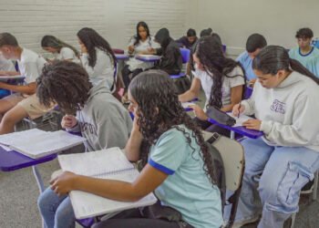 Desempenho escolar do Brasil no Pisa 2025 revela estagnação e desafios