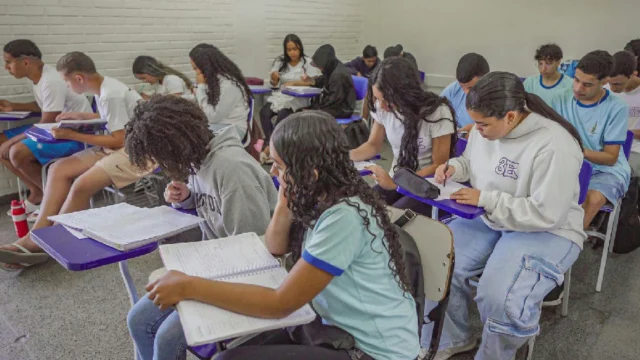Desempenho escolar do Brasil no Pisa 2025 revela estagnação e desafios