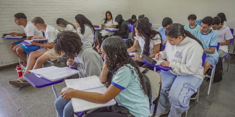 Desempenho escolar do Brasil no Pisa 2025 revela estagnação e desafios