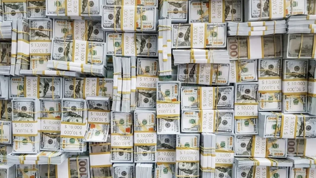 Dólar sobe e se aproxima de R$ 5,20 em dia de instabilidade nos mercados
