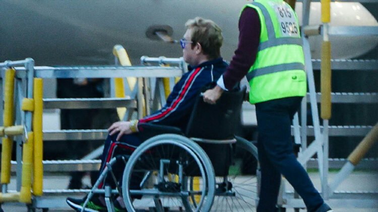 Elton John é visto em cadeira de rodas no Rio após show no Rock in Rio 1 Elton John é visto em cadeira de rodas no Rio após show no Rock in Rio